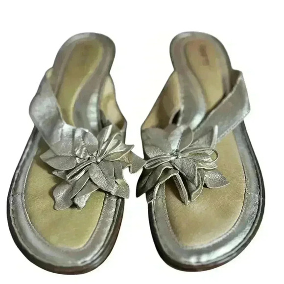 Born Gold Leather Floral Wedge Thong Sandal Women's Size 10 US 42 EU Very Nice - Picture 1 of 12